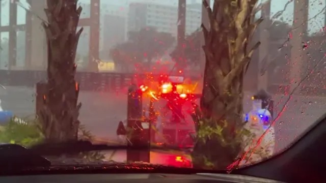Condições de tempestade na orla