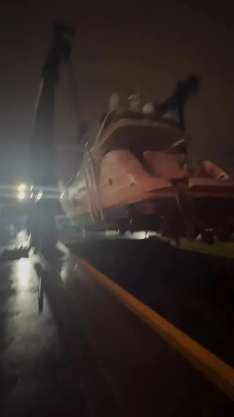 Transporte noturno de embarcação