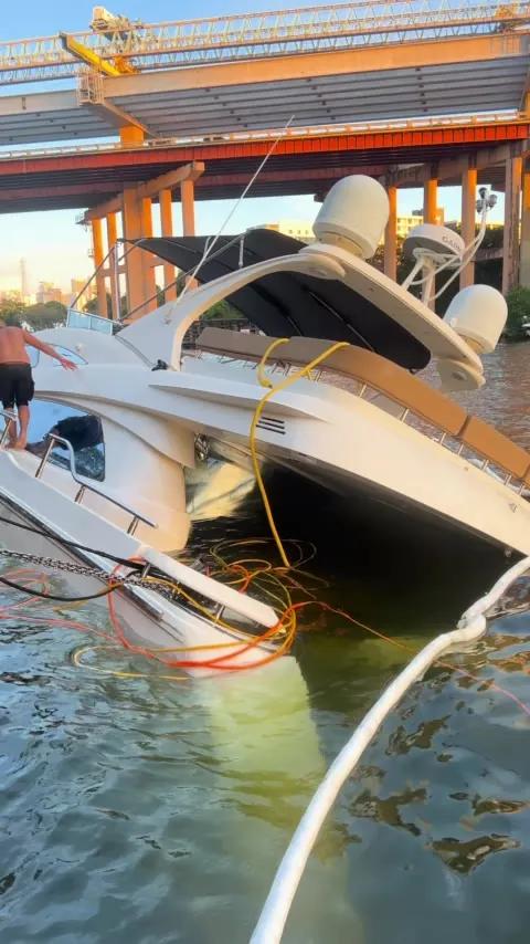 Recuperação de embarcação durante o dia