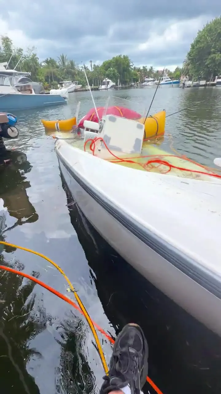 Bolsas de elevação ao redor do barco