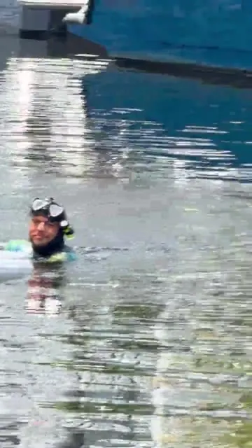 Mergulhador trabalhando na marina