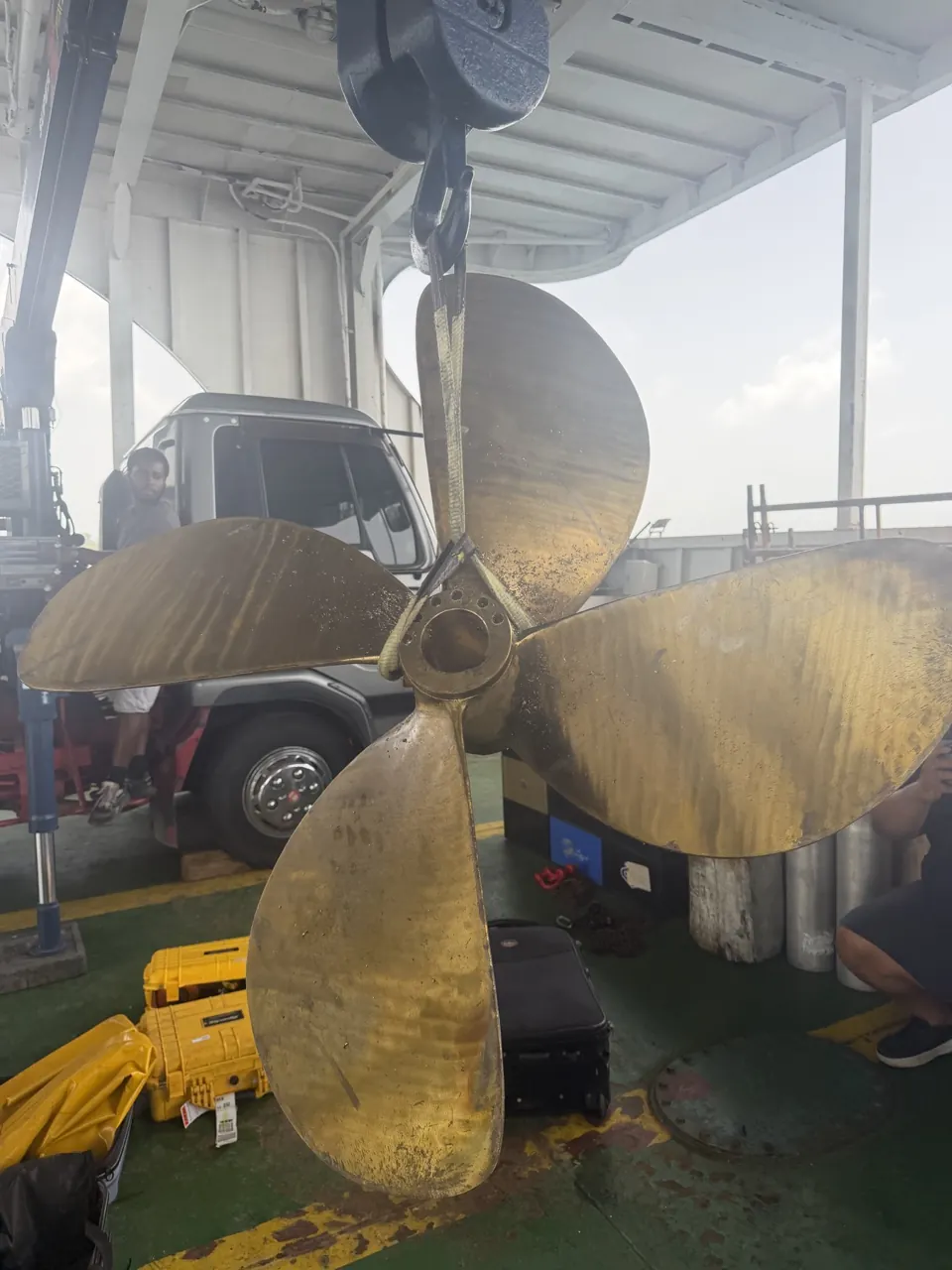 Propeller lifting on deck